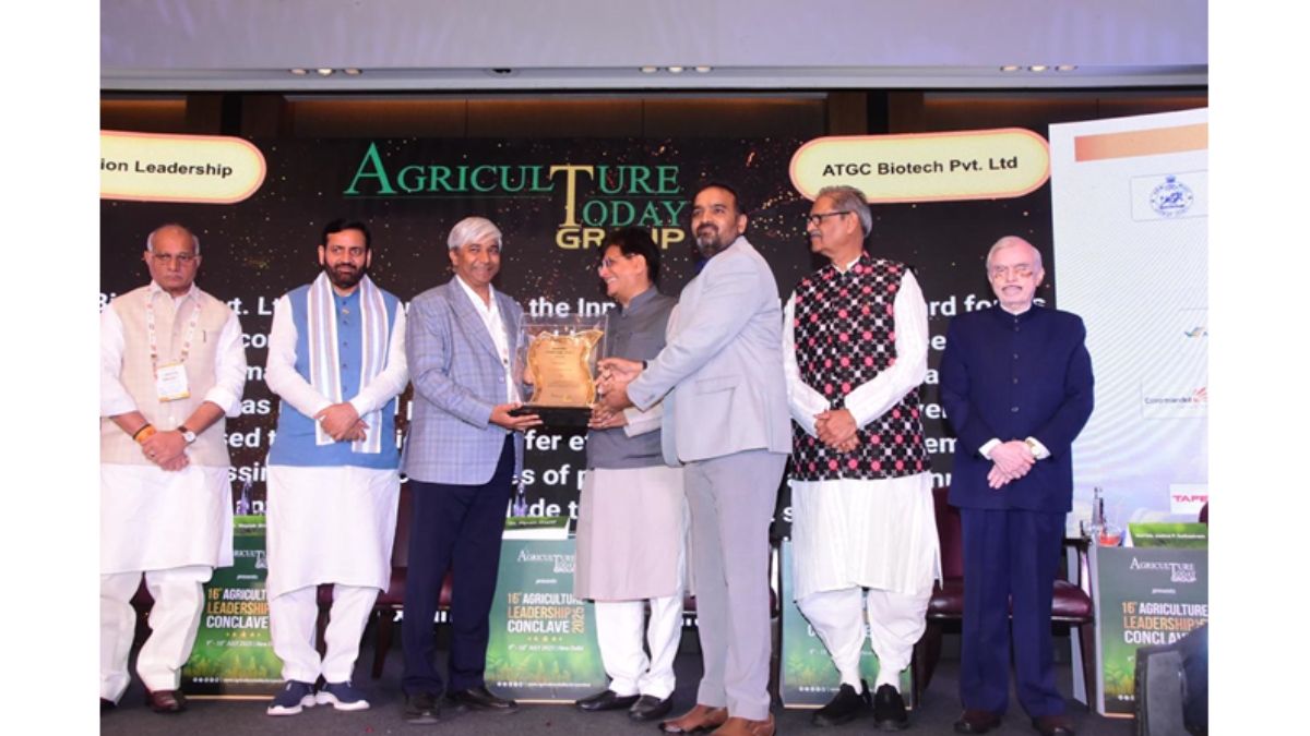 Shri. Piyush Goyal, Hon’ble Union Minister of Commerce and Industry (centre) presenting the Award to Dr. Markandeya Gorantla CMD of ATGC Biotech (on his left) , and Dr. V.B. Reddy, Executive Director of ATGC Biotech (on his right). - PNN