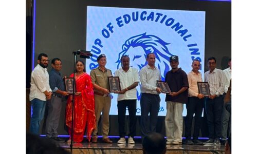 Sungrace School, Sunlight School, And Sunrise School, along With Five Teachers From The Leo Group, were Honored By The Divya Bhaskar Daily Newspaper